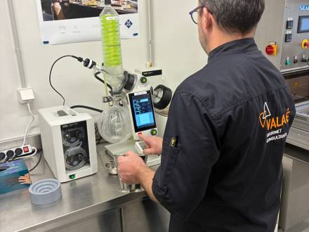 Notre équipe test un nouvel outil pilote : l’évaporateur rotatif