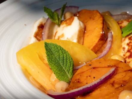 Salade composée halloumi au miel épicé